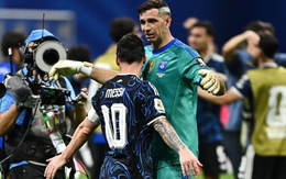 Thủ môn Emiliano Martínez tiết lộ cuộc trò chuyện thân mật với Messi: Chúng tôi ra sân như ngậm con dao trong miệng, không thể gục ngã