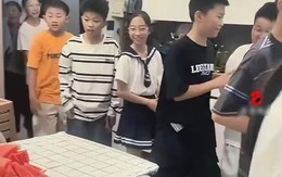 27 đứa trẻ bỗng dưng ập vào nhà, cách ứng xử của người mẹ nhận mưa lời khen: IQ và EQ đều cao vút!