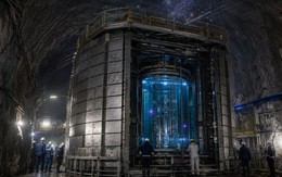 Xuống sâu hơn 1 km trong mỏ vàng, các nhà khoa học dựng 'bẫy' bằng 120 tấn thép để truy tìm loại vật chất được cho là tồn tại từ thuở sơ khai của vũ trụ