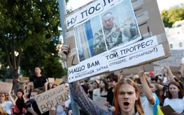 Người Ukraine biểu tình kêu gọi sa thải tổng tư lệnh quân đội, bất chấp nỗ lực xoa dịu của Tổng thống Zelensky
