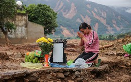 Lập bàn thờ tạm trên nền nhà sau lũ quét kinh hoàng, mòn mỏi chờ người thân trở về