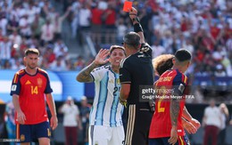 Cuối cùng trọng tài cũng thẳng tay, Argentina "ôm hận" vì lối chơi đầy tiểu xảo và chiêu trò tâm lý