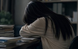 Nữ nhà văn nổi tiếng bất ngờ bị thu bằng thạc sĩ vì gian lận