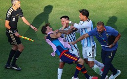 Thủ môn Anh châm chọc sao Argentina: “Tấm thẻ đỏ quá ngớ ngẩn, đáng xấu hổ”