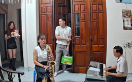 Clip bố chơi đàn, mẹ thổi saxophone mừng sinh nhật con đi xa về gây xúc động