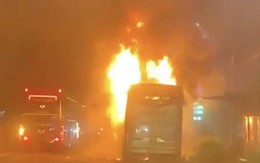 Hiện trường vụ cháy xe khách ở Đồng Nai khiến 7 người tử vong, trong đó có 3 trẻ em