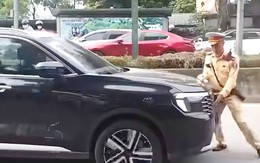 Danh tính tài xế ô tô không chấp hành hiệu lệnh, đẩy CSGT trên đường ở Hà Nội