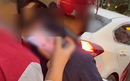 Đoạn clip quay lén trên đường phố khiến cư dân mạng Việt "sốc" cực độ: Cha mẹ tuyệt đối đừng lơ là!
