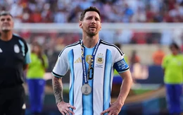 Messi né CĐV, vội rời sân bay khi trở lại Argentina