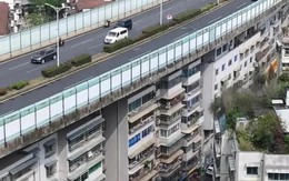 Kỳ lạ đô thị Trung Quốc: Đường cao tốc chạy rầm rộ ngay trên mái hàng chục tòa nhà chung cư