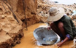 Phát hiện người đàn ông đi làm hầm mỏ bỗng xây nhà to, trả hết nợ, còn chia hết tiền cho gần 20 người thân