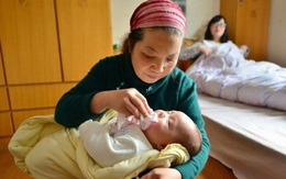 Lên chăm con dâu ở cữ, hết tháng muốn về mà con cứ nài nỉ giữ lại, tôi đâu biết mục đích của con dâu lại xót xa như thế