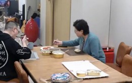 Bức ảnh này có gì BẤT THƯỜNG mà khiến nhiều người xem xong phải thốt lên: "Tuổi thơ của con chính là tuổi già của cha mẹ"!