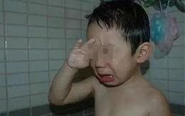 Bé trai 2 tuổi cứ tắm là khóc, bác sĩ khám không ra bệnh, bà nội mới ngập ngừng nói ra sự thật