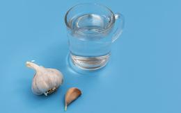 Vì sao nhiều người ngâm tỏi trong nước sôi trước khi bóc? Công dụng gây bất ngờ