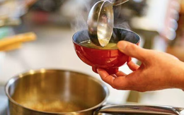 Vì sao có người nấu cơm bằng nước luộc gà? Công dụng gây bất ngờ