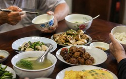 Thông gia lần đầu lên chơi, tôi chỉ nấu bữa cơm 4 món nhưng sau hôm đó con dâu thay đổi hẳn