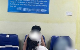 Hình ảnh trong phòng thay đồ khiến 1 bà mẹ "rớt tim" ra ngoài: Người lớn vô tư hay quá dễ dãi?