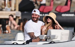 Beckham tình tứ ôm Victoria trên du thuyền, nàng WAG khoe vóc dáng nuột nà ở tuổi 52