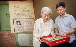 60 năm chờ đợi, người vợ 93 tuổi nghẹn ngào đón 96 trang kỷ vật của chồng liệt sĩ