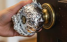 Vì sao nhiều gia đình bọc giấy bạc quanh tay nắm cửa? Sự thật phía sau mẹo đang lan truyền