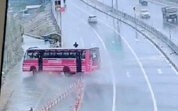 Xe buýt lật nhào giữa đường ở Thái Lan: Nhiều người thương vong