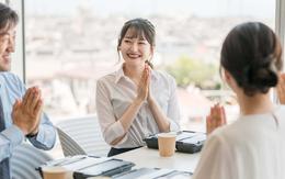 Bắt nữ nhân viên xinh đẹp ngồi cạnh chủ tịch, quản lý bị tòa phạt 1 tháng lương
