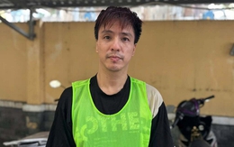 Clip hiện trường khám xét nơi ở của Tăng Nhật Tuệ: Nam ca sĩ cúi đầu, lôi ra nhiều loại chất cấm từ balo