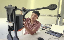 Nhét gọn vào ba lô cá nhân, mang 4 camera, sức nâng lên đến 15kg: Thiết bị do Tiến sĩ Việt tạo ra đã vượt 'khe cửa hẹp' của Bộ Chiến tranh Mỹ