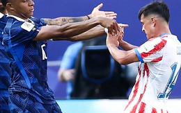 Căng như dây đàn: Mbappe "nóng mắt" với tiểu xảo của Paraguay, suýt xảy ra ẩu đả