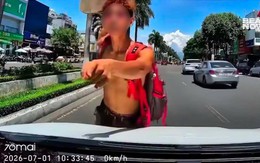 Trượt ván giữa làn ô tô, nam thanh niên thách thức tài xế "biết bố mày là ai không": Công an vào cuộc