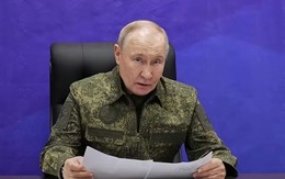 Thông điệp sau hình ảnh ông Putin mặc quân phục