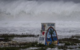 Siêu bão Ba Vì đã chính thức đổ bộ, mưa lũ càn quét dữ dội, gió giật 241 km/h