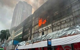 Cháy ngùn ngụt ở siêu thị điện máy cũ trên phố Hà Nội