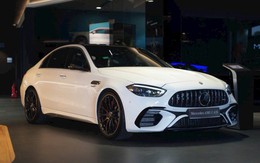 Hàng hiếm Mercedes-AMG C 63 mới 100% giảm cả tỷ đồng: Chỉ có 5 chiếc tại VN, khó 'đụng hàng' với C-Class trên đường, máy 2.0L mạnh gần 700 mã