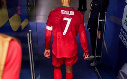 Ronaldo lầm lũi bước vào đường hầm khiến fan đau lòng, bóng lưng số 7 cứ thế khuất dần