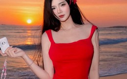 Khéo khoe lưng trần trên biển Mũi Né, hot girl này khiến người xem chỉ muốn lập tức "xách ba lô lên và đi"