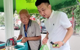 Mua hết rau cho lão nông, vlogger bị bạo lực mạng khi cụ gặp nạn trên đường về