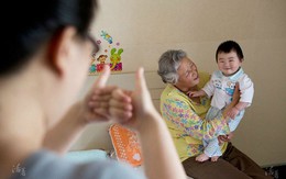 Dù tin hay không, gia đình nào có thêm cháu, người già đều sẽ có 4 sự thay đổi này