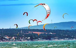Không phải Đà Nẵng hay Phú Quốc, đây là vùng biển duy nhất của Việt Nam lọt Top 10 xu hướng du lịch toàn cầu năm 2026, hơn 200.000 lượt khách nước ngoài tìm đến để lướt ván