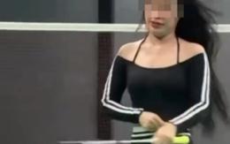 "Làm trò" trên sân cầu lông, hot girl khiến dân tình bất bình chỉ trích