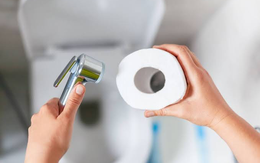 Dùng giấy vệ sinh hay vòi xịt tốt hơn?