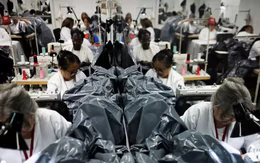 Xưởng thời trang chuyển sang may túi đựng thi thể sau thảm họa động đất Venezuela