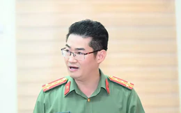Bị can Nguyễn Hà Duy (Thư ký điểm thi) trực tiếp vào phòng thi để nhắc bài môn Toán