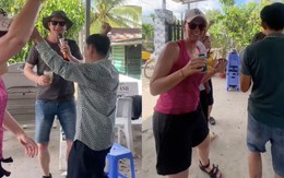 Du khách Tây đang đạp xe thì bị 'bắt cóc' vào đám giỗ miền Tây, quẩy cực sung