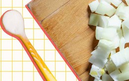 Vì sao nhiều người trộn hành tây với baking soda rồi đặt trong bếp?