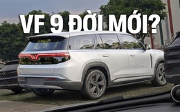 SUV cỡ lớn mới lộ diện trong nhà máy VinFast: Dáng bề thế, gầm cao hơn VF 9, đồn đoán là EREV như VF Wild