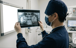 Người phụ nữ tử vong sau khi cấy 11 trụ implant: Gia đình sốc khi xem camera trong phòng khám