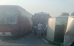 Xe khách đâm 2 ô tô trên cao tốc Nội Bài - Lào Cai