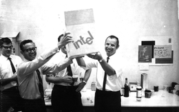 Năm 1985, hai lãnh đạo Intel tự hỏi nếu bị sa thải thì người thay họ sẽ làm gì